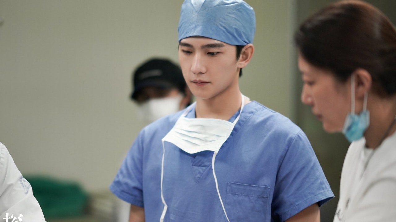 杨洋在《在一起之同行》单元饰演医生。