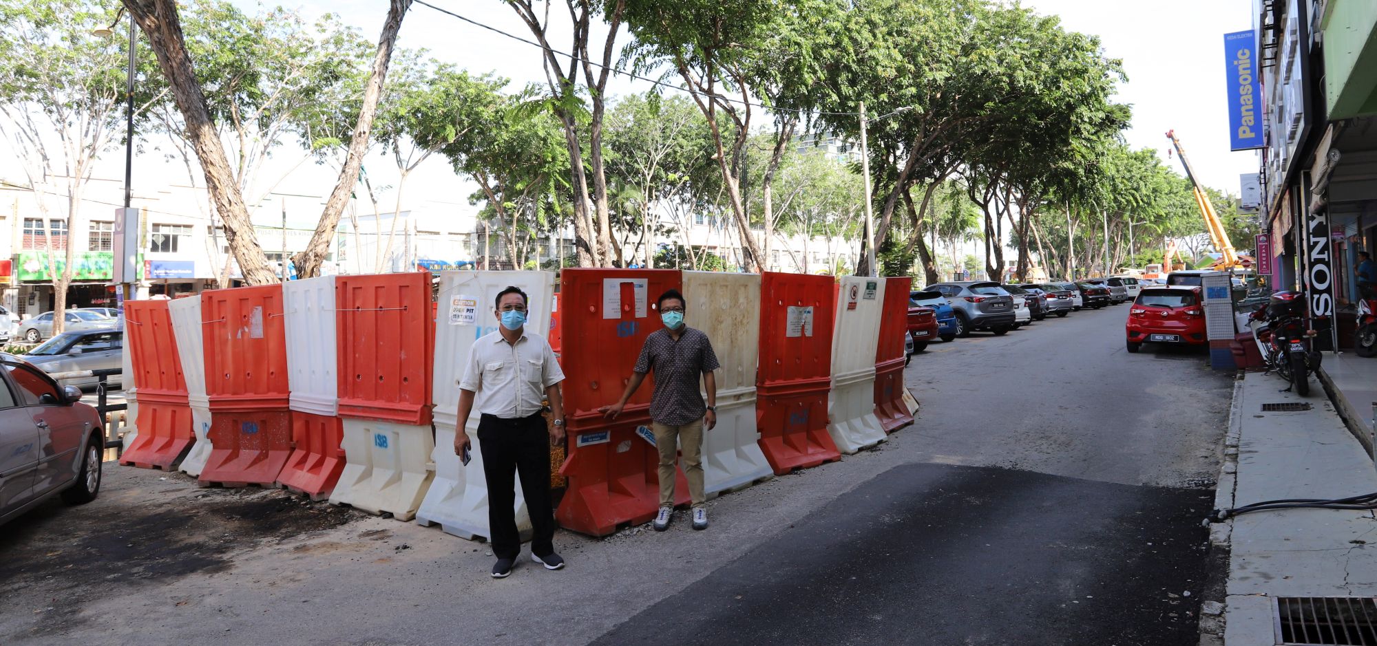 李春源和叶汉良表示，排污系统工程占据30个停车位的空间。
