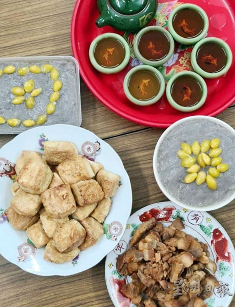 芋泥、潮州豆腐和咸猪肉配着“Teh Teh茶”，边吃边喝边谈话家常，幸福就这么简单。