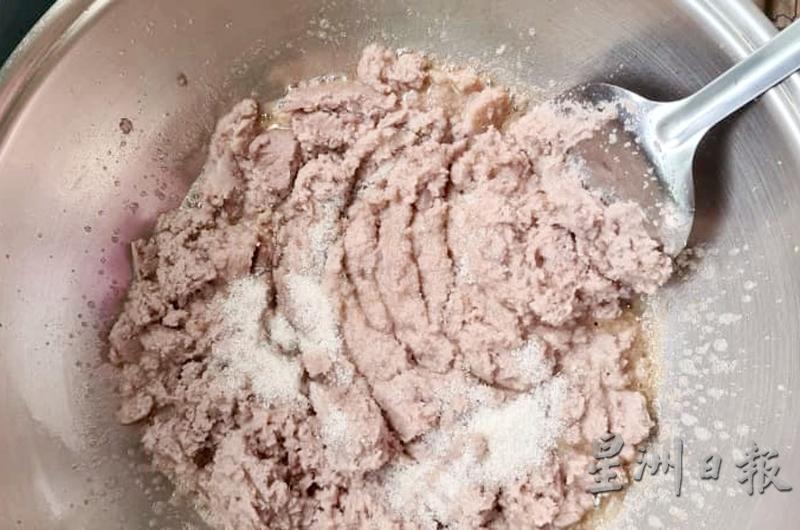 蒸软辗碎后的芋泥加入猪油和糖炒至黏糊状就可上桌了。