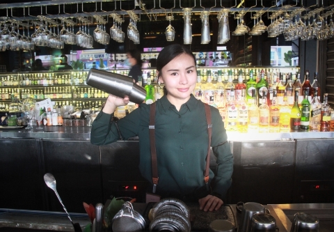 90后刘宝儿特别热爱调酒，对她而言，调出顾客喜爱的鸡尾酒能让她感到满足。