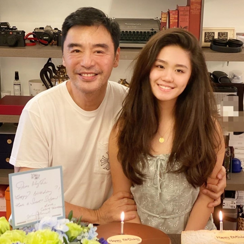 亭亭玉立的锺懿在爸爸阿B陪伴下庆祝16岁生日。