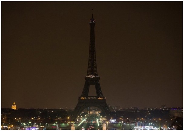 巴黎埃菲尔铁塔周三晚上关灯一分钟悼念受害者。