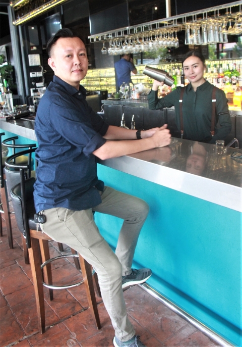 酒吧老板李佳纹的赏识，让刘宝儿在调酒上有一个自由发挥的创作空间。
