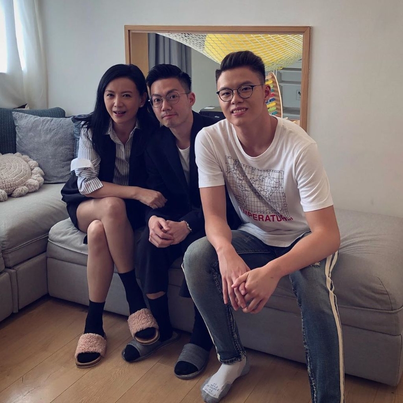 曾华倩的儿子林浩贤（右）上载母子俩与化妆师（中）的合照为妈妈庆生，却意外让网民误以为曾华倩有新恋情。