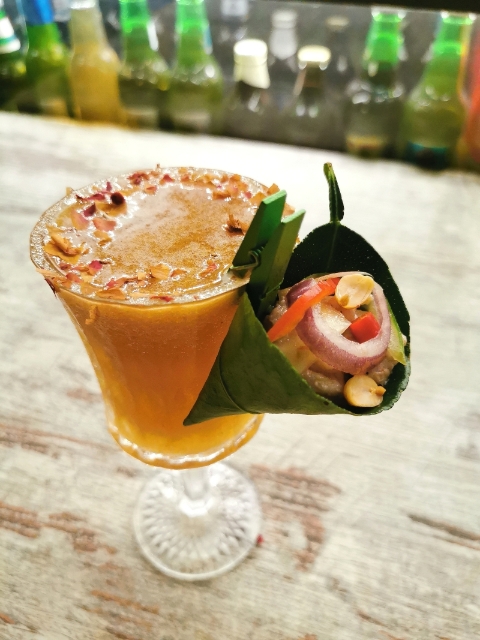 “Sarawakian Knows”鸡尾酒是一杯砂拉越人的味蕾记忆，一口下去，熟悉的味道就像泉水般出来。