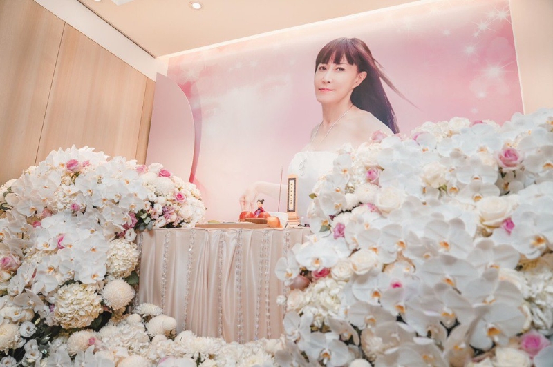 罗霈颖灵堂布置以粉色系为主，清新素雅，遗照选用《苹果日报》去年专访时拍的照片。