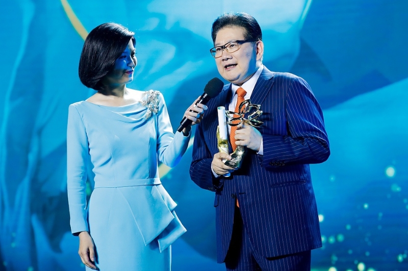 视帝陈宝国缺席颁奖礼，由曹可凡代领奖项。