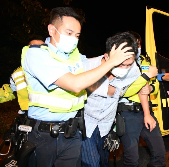满身酒气的杨明须由两名警察搀扶上救护车。