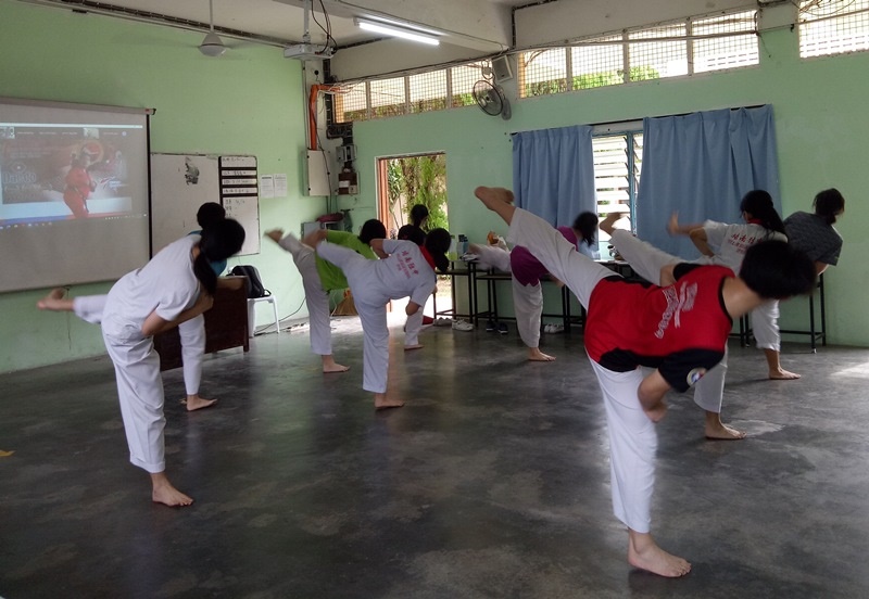 跆拳道教练“隔空”指导团员的腿法训练。