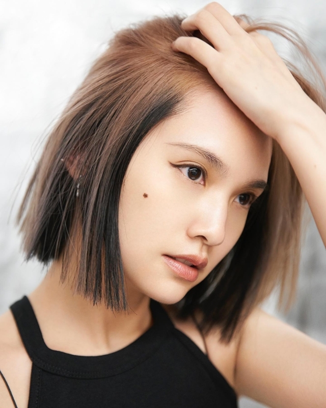 杨丞琳不仅剪短发，也换了一个好看的新发色，她介绍新发色外面看起来是浅奶茶，里面是深墨绿色。