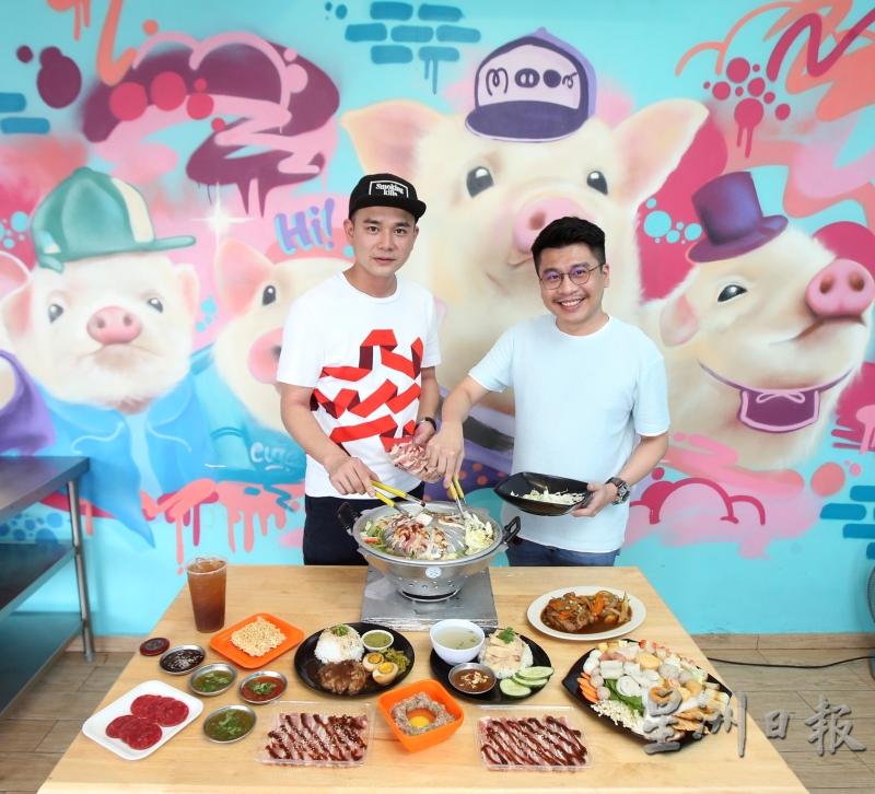 严居翔（右起）、郑贤祥与另3位合伙人合资开设Moo Noi Mookata & BBQ餐厅，主打正宗泰式猪肉烧烤，特别为室内一隅打造萌样小猪猪的壁画，突出主题概念。