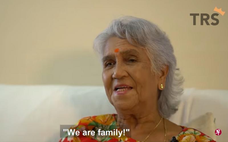 人称“玫瑰阿姨”的83岁印族老妇拉萨马尔用流利的粤语接受访问。（The Royal Singapore视频截图）