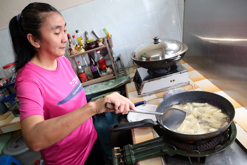 黄桂心是一名厨艺新丁，为了孩子学习烹饪，煮好午餐等孩子工作回家享用。