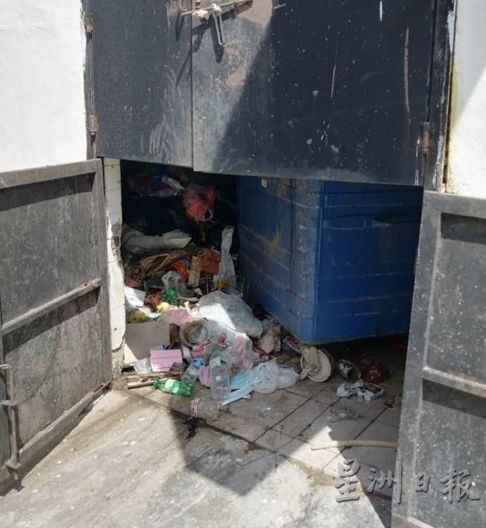 垃圾槽堆满垃圾和飘臭。