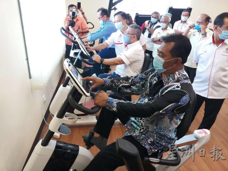 拉末马利曼（前起）、阿汉峇峇及罗丝兰试踩复健用脚车。