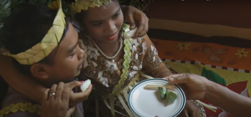 婚礼当日，新人进行互喂米饭仪式，在聆听Wali肺腑之言之前先填饱肚子。（图：“人民记录电影”截图）