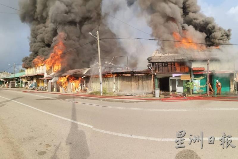 亚逸玛旺新村发生严重火灾，狂烧9间老店。