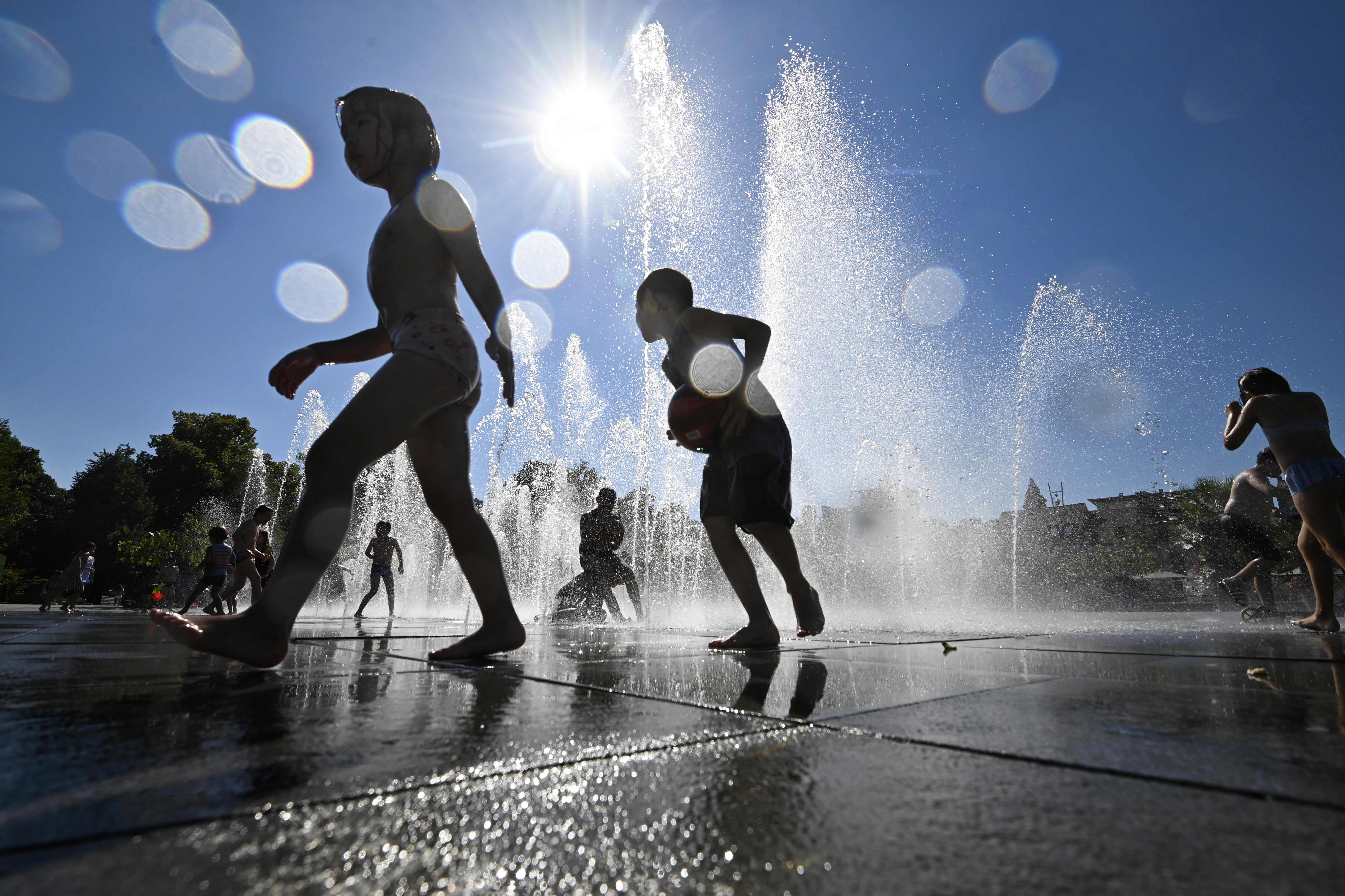 在法国东部的科尔马，孩子们在喷泉中嬉戏。(法新社图片)
