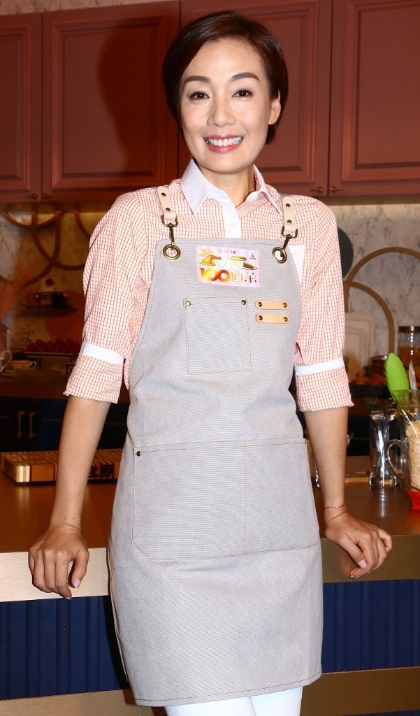 江美仪在《女人必学100道菜》教人煮菜。