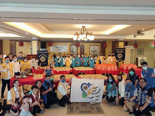 马六甲5个狮子会联合举办“爱心狮子送温馨”活动，派发600个盒饭给11个安老院、孤儿院和流浪汉中心。