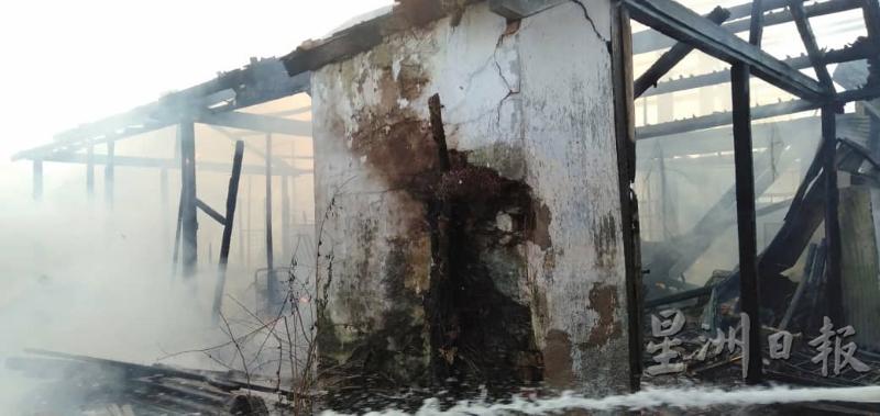 根据消拯局资料，被殃及的老店当中，有4间被彻底烧毁。