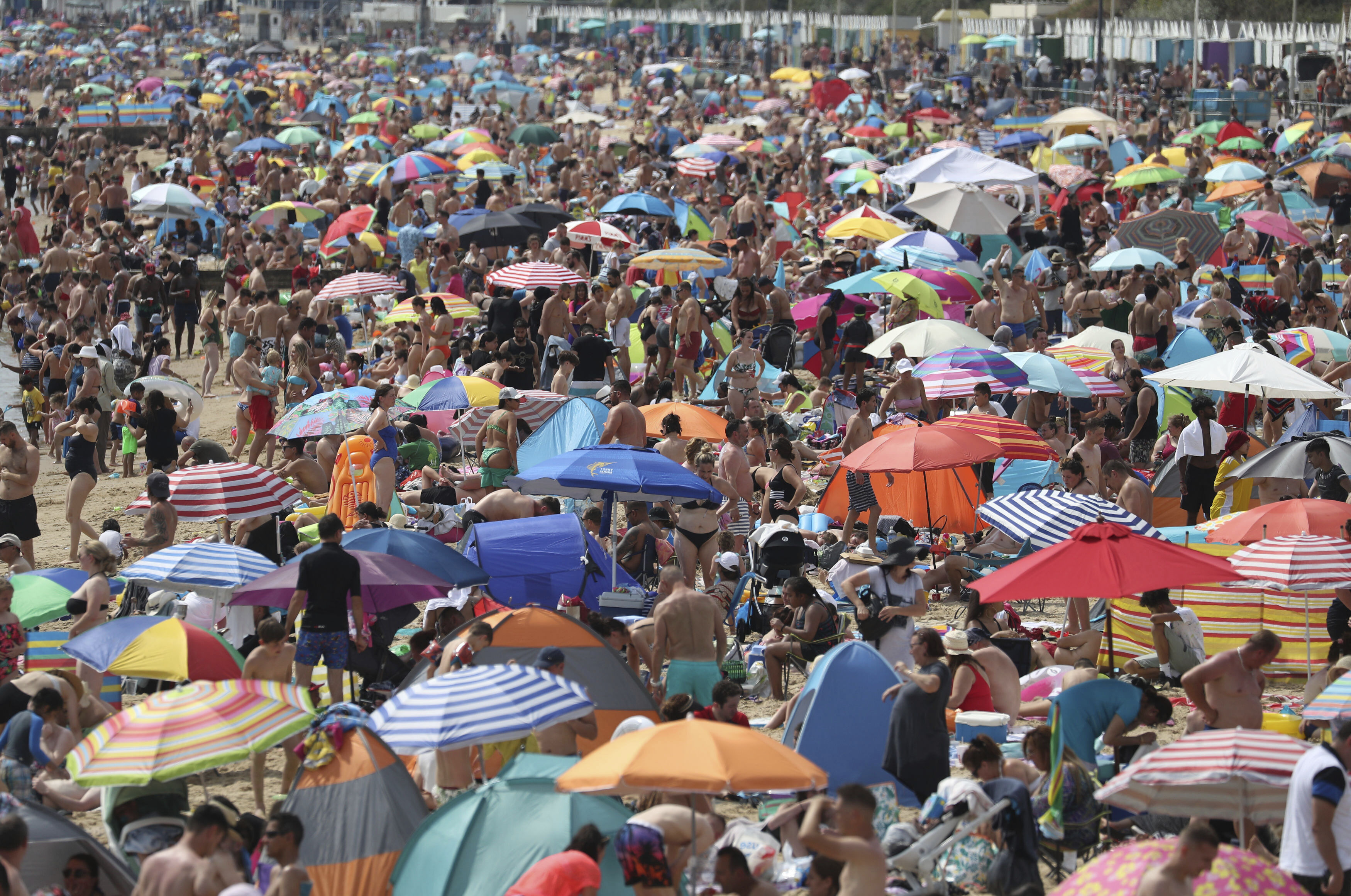 英国伯恩茅斯海滩上，人满为患。(美联社图片)
