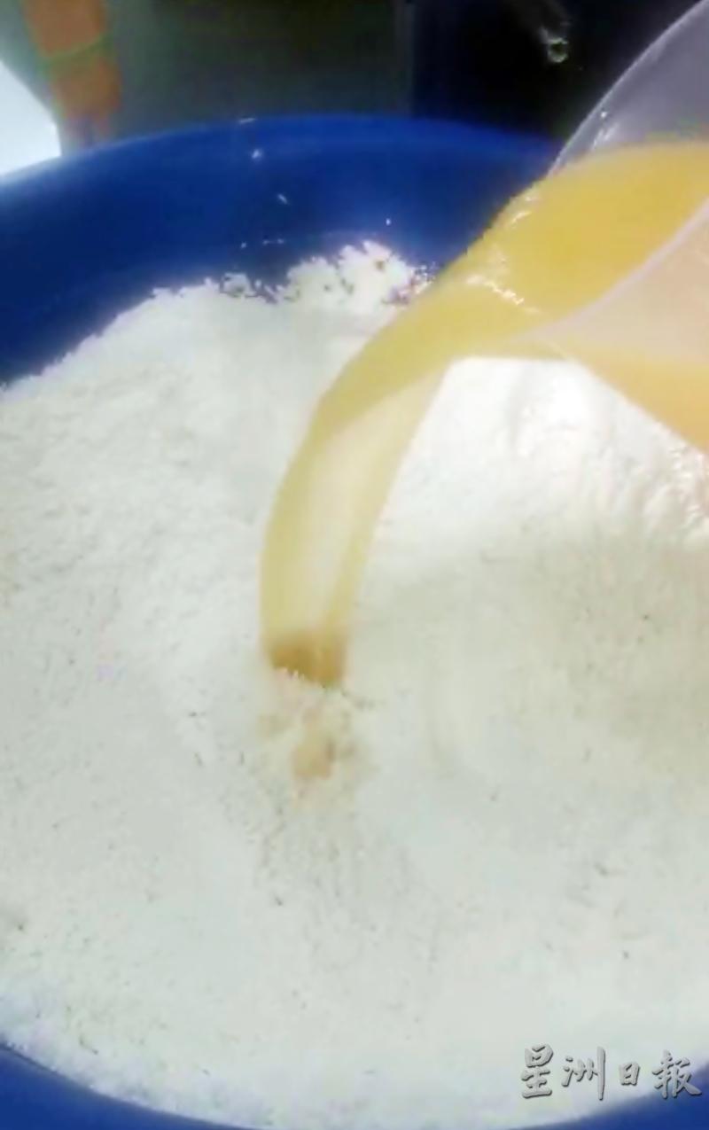 全蛋、面粉、白盐、少许清水，就是制作乾盘面的原料。
