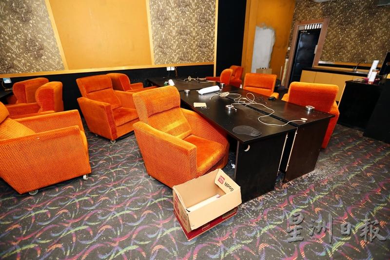 相信经营非法赌博活动的店屋单位内宽敞，摆放着多张舒适的沙发，桌上还有许多USB电线。