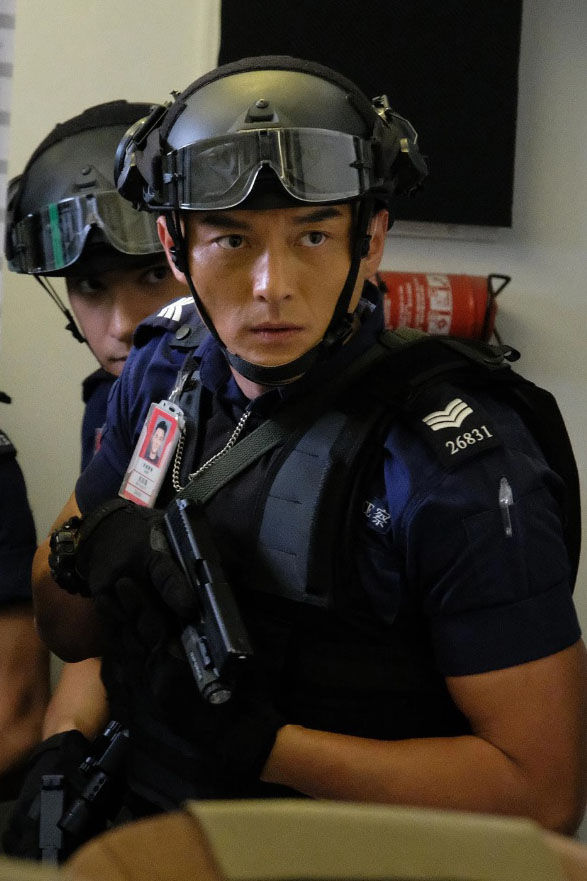 杨明入行至今演过不少警察角色，成为无线新一代“御用警察”，尤其是今年播出的《机场特警》“Easy Sir”，最让人印象深刻。