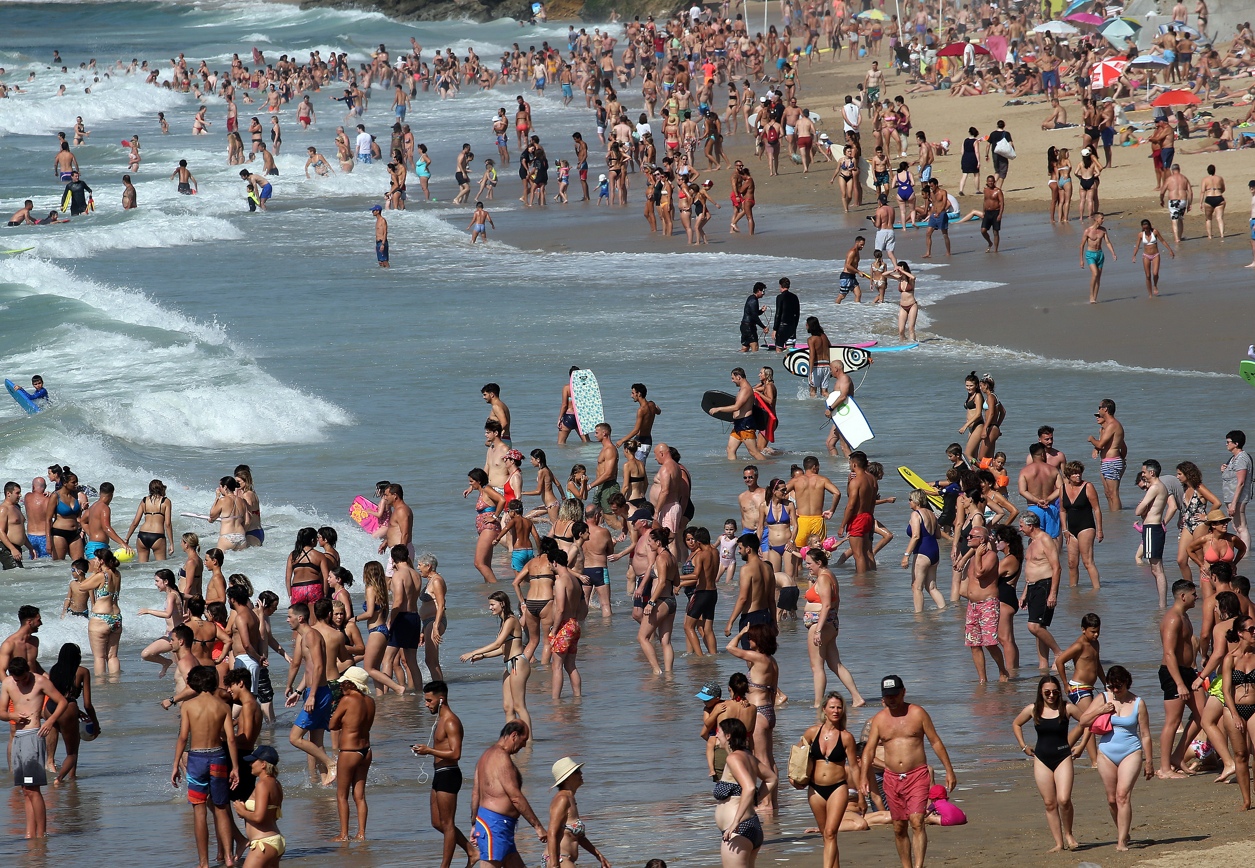 炎热的气温持续下，法国民众都忍不住涌到沙滩享受清凉的海水。 (美联社图片)