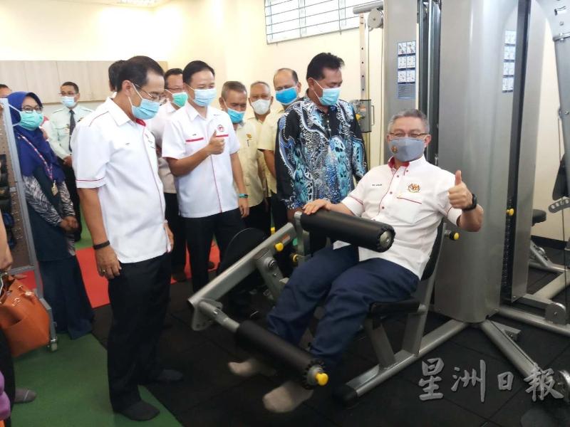 阿汉峇峇实用诊所内的复健仪器，并竖起大拇指称赞。