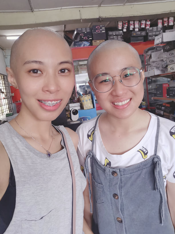 王虹雁（左）和妹妹王虹情剃光头，支持及鼓励正在抗癌的妈妈。