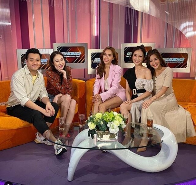 庄思敏（左二起）曾与《姐妹淘》主持，傅嘉莉、蔡嘉欣以及陈诗欣，接受《娱乐新闻》台主播许文轩（左一）访问。