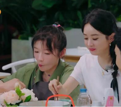 赵丽颖吃饭时用筷子乱翻，网民指李浩菲的表情是亮点。
