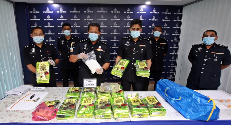 阿里费（左三）指警方在霸级市场外起获14包装在铁观音茶包内的冰毒。