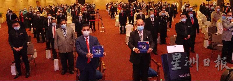 公务员戴上口罩出席常月集会。
