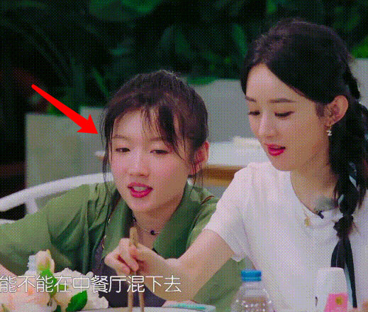 李浩菲（左）瞥了一眼，似乎有些在意赵丽颖（右）用筷子乱翻菜的行为，其后又迅速把眼神挪开。