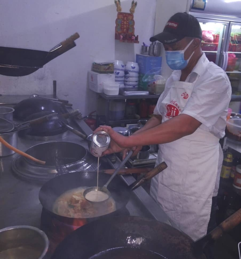 王荃赋从12岁开始投入餐饮业，拥有多年的烹饪经验。
