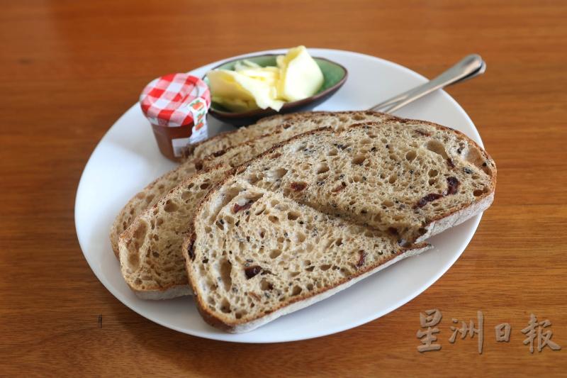 以传统手工制作的蔓越莓黑芝麻酸面包和乡村酸面包，质朴味美。