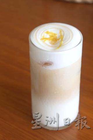 伯爵冰奶茶／RM12伯爵奶茶有冷热两种选择，一律覆盖著绵密Q弹的奶泡，中间有柠檬皮，最外围蘸了一圈蜜糖。