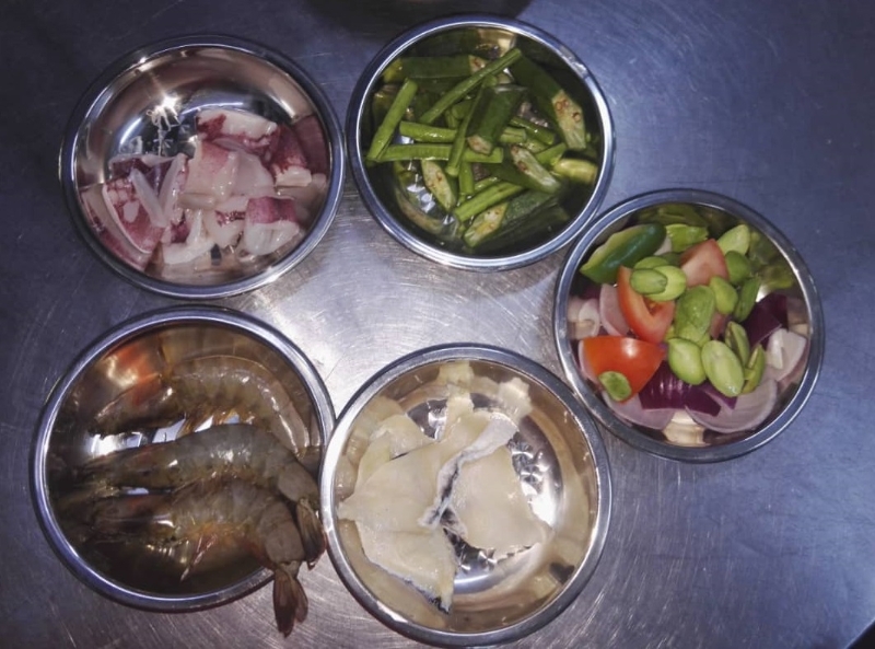 铁板三鲜是由虾、鱿鱼及鱼片组合的一道菜肴。