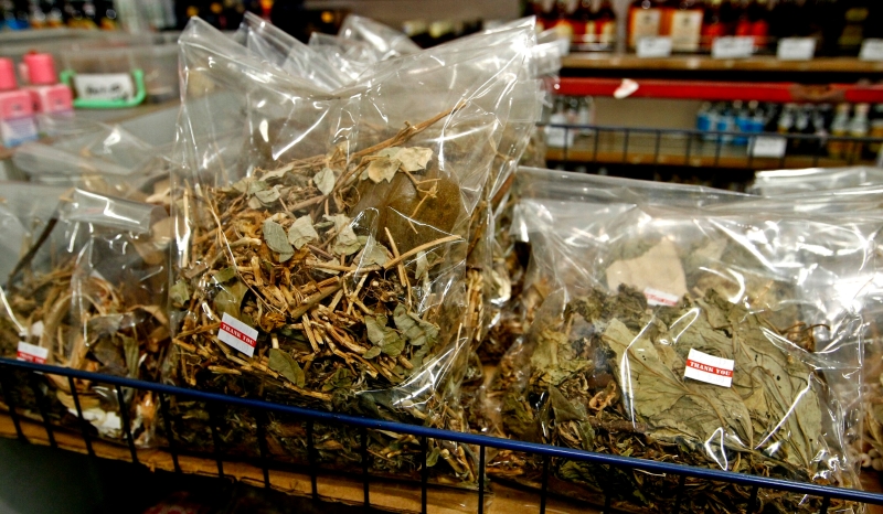 多数的药材店都把凉茶原料包装在一起出售，方便顾客。