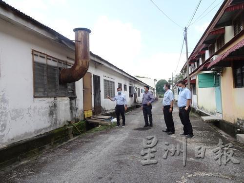 蔡求伟（左）与林千宏（左二）、戴佛淞（左三）及曾泓志（右）前往巡查疑制作哥冬水的店铺。