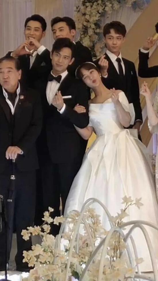 《亲爱的，挚爱的》路透照曝光，"佟言夫妇"杨紫及李现办婚礼画面超甜。

