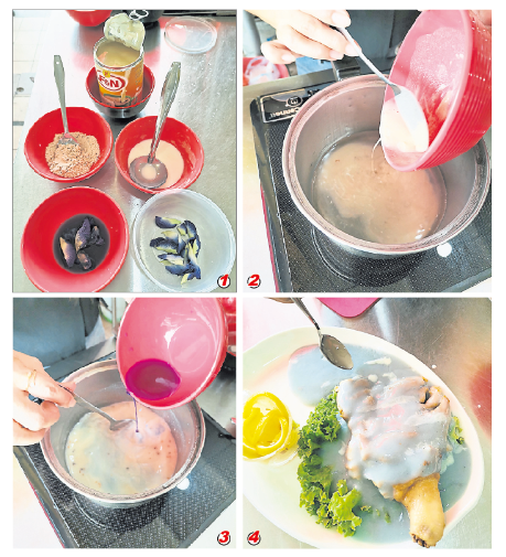 1.碟豆花鸡扒需准备的材料也很简单。2.蘑菇粉拌水搅溶后倒入锅子，连同半碗水煮开。3.倒入浸泡好的碟豆花蓝色花茶。4.将炼奶淋在酱汁上，仿造出蓝天白云。