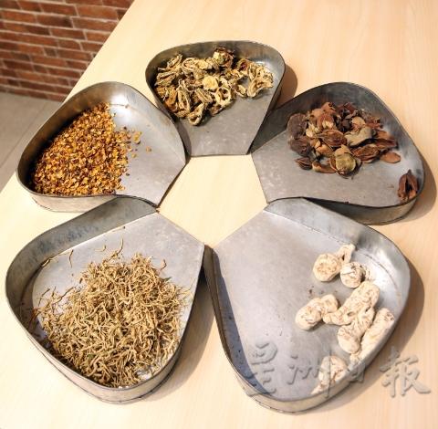 煮凉茶常用药材：当归、金银花、苦瓜干、合欢花等。