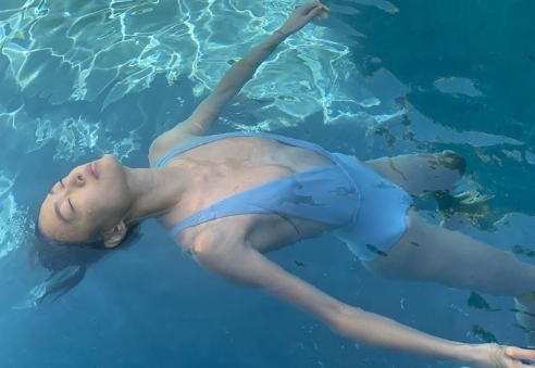 一家三口在泳池嬉水，陈冠希摄影瘾起，帮穿泳衣的秦舒培拍了超性感的美照。