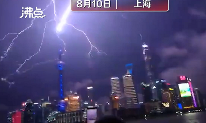 上海东方明珠塔被闪电“击中”。（网络照片）