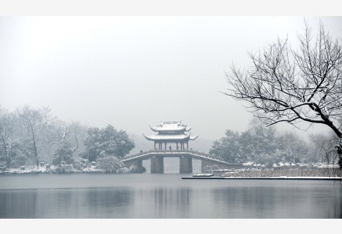 雪中的杭州西湖景区。